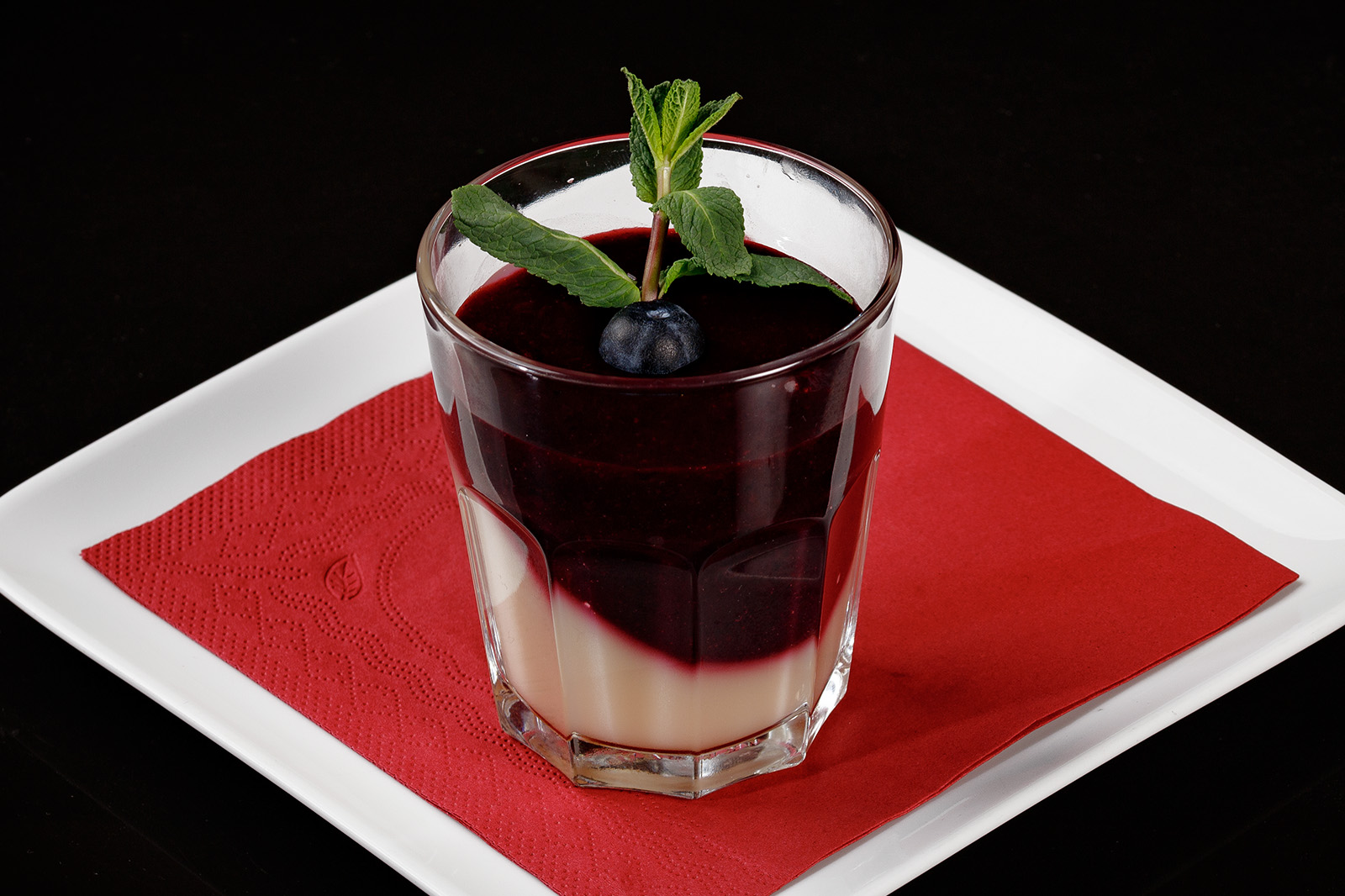 Mindenmentes vörösboros-áfonyás panna cotta - elvitelre, kiszállításra nem kérhető!