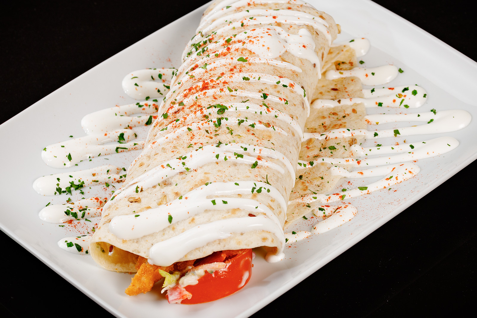 Rántott csirkemellel, ropogós zöldségekkel töltött tortilla