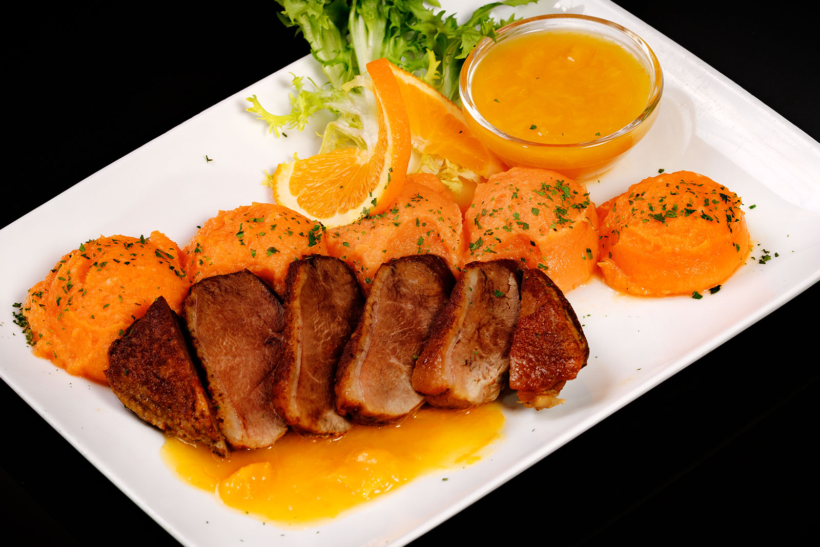 Konfitált libamell narancsmártással és édesburgonyapürével