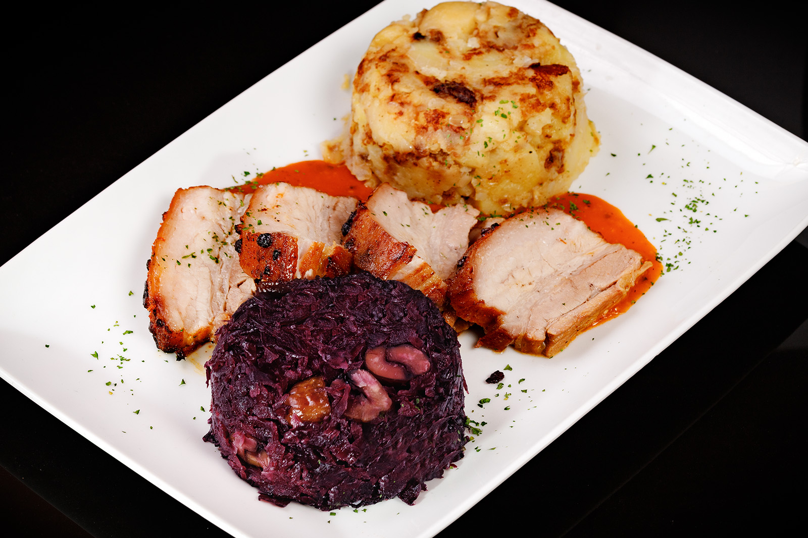 Sörös-mézes bőrös malac karaj gesztenyés párolt káposztával és hagymás tört burgonyával