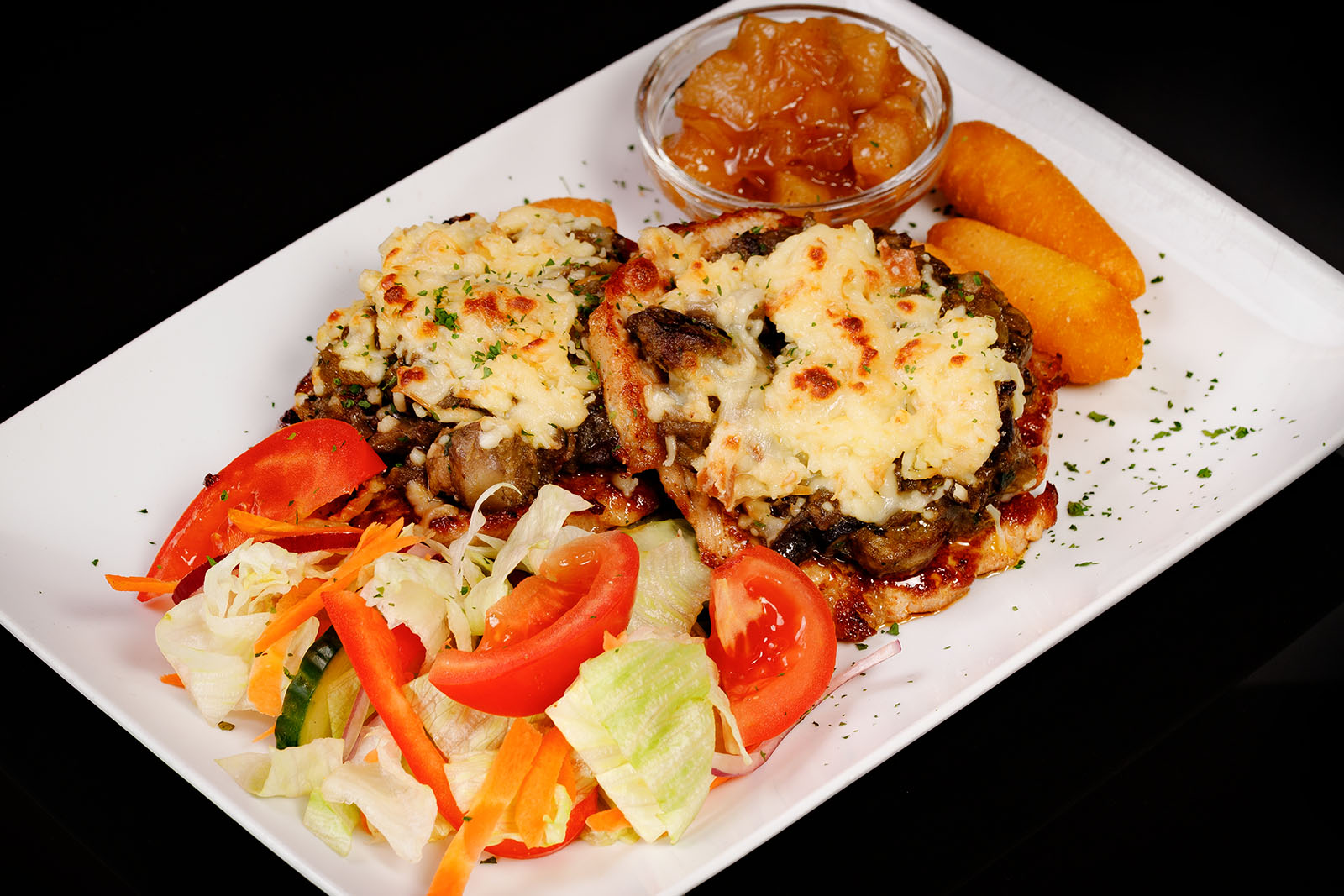 Sertéskaraj gombás libamáj raguval és füstölt sajttalbesütve, kevert salátával, toboz krokettel és körte chutney-val