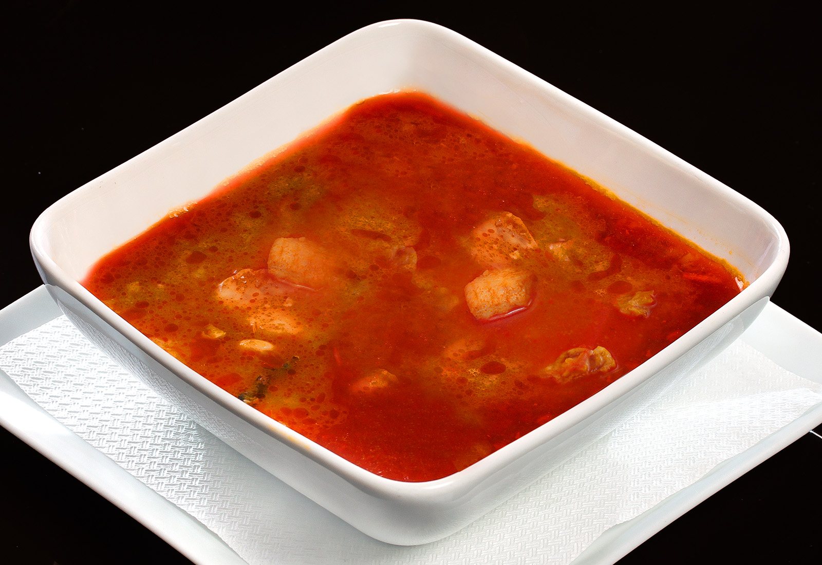 Vegyes halászlé harcsakockával