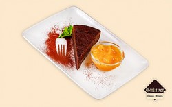 Mindenmentes csokoládés brownie mentás barackraguval. Mandulából, barnarizslisztből, kakaóból és friss édesburgonyából készült keveréket sütőben készre sütjük. Mentás barackraguval tálaljuk.