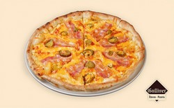 Magyaros pizza. Pizzaszósz, kolbász, hagyma, bacon, zöldpaprika.