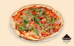 Quattro Formaggi Pizza. Pizzaszósz, mozzarella, füstölt sajt, rokfort, trappista sajt.
